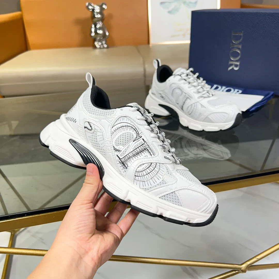 Men's Men's Shoes 💰500 [New Style] 🛠️🛠️Dior-Dior Chrono sneakers are a new product in the 2024 autumn ready-to-wear series, reinterpreting running shoes in Dior's high-end style. Crafted from beige mesh with laminated leather-effect panels in gold and silver tones, it's highlighted by CD logos on the sides, a star patch on the tongue and a Dior logo on the heel. Featuring tri-color laces, a lightweight sole and star embellishments for a casual look for any season. Size: Female size 35-41 (Female size 41 and 42 can be customized) Male size 39-44 (45/46 can be customized) Color: white, pink, gold, silver, black